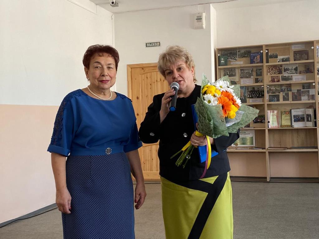 Праздник в честь 70-летия почетного педагога Нины Иванович прошел в барнаульской школе №48