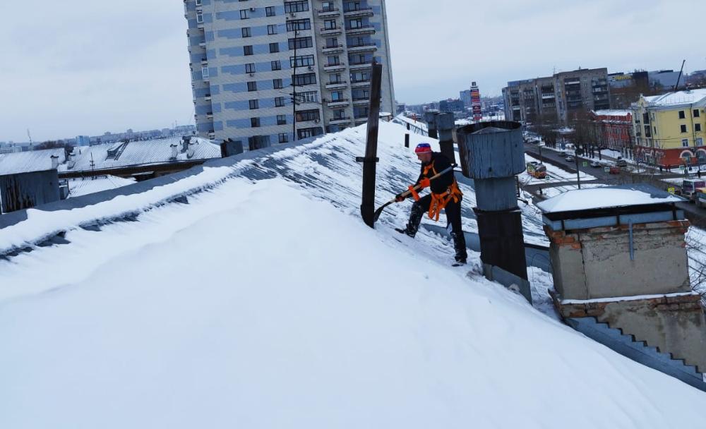 В Железнодорожном районе Барнаула контролируют уборку снега и наледи с крыш и во дворах домов