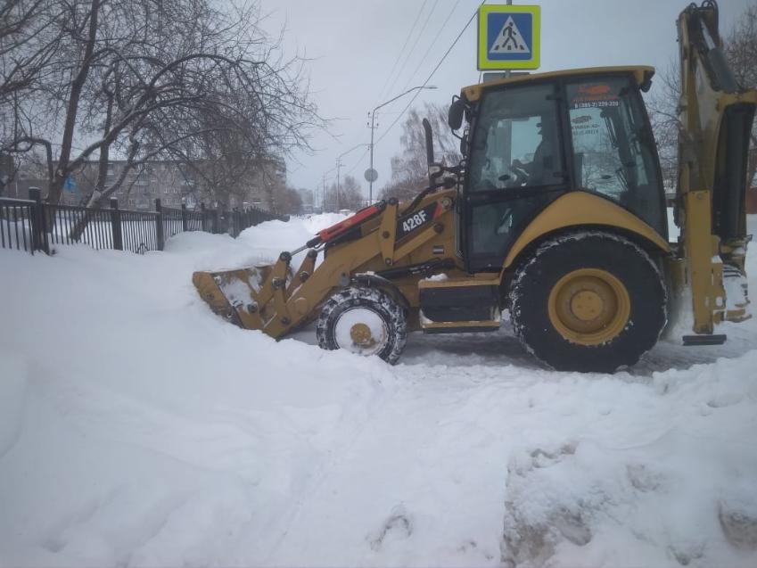 Улицы Барнаула очищают от снега