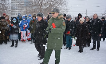 В Барнауле на аллее Героев прошло торжественное мероприятие, посвященное 21-й годовщине подвига бойцов шестой роты 