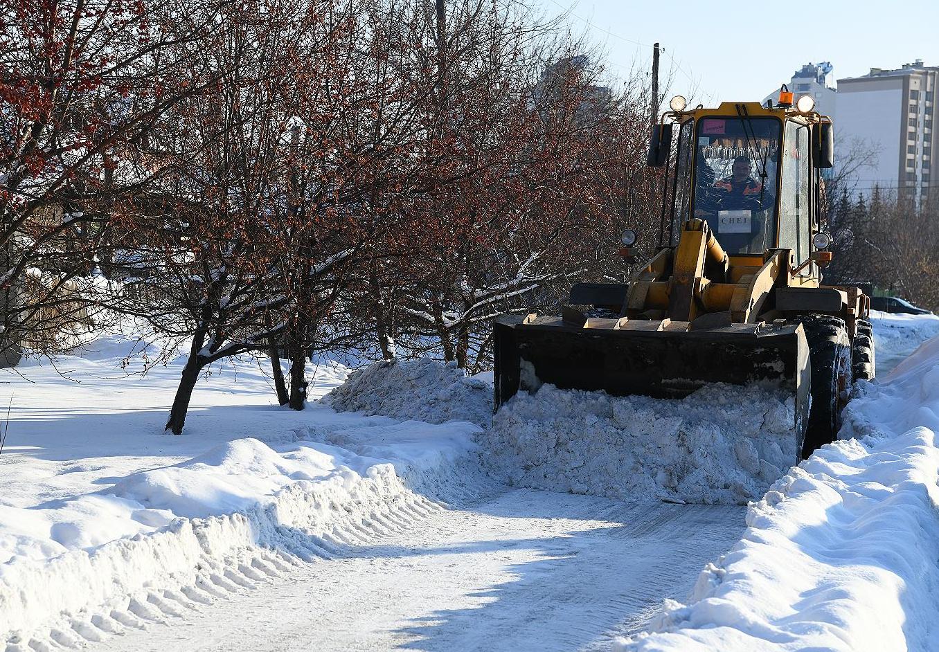 До 75 единиц снегоуборочной техники задействуют на улицах Барнаула 14 декабря