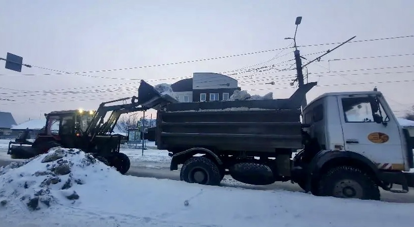 Дорожная служба проводит работы на тротуарах и дорогах города