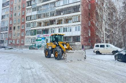 На территории Индустриального района организованы работы по очистке улиц, проездов, дворов от снега