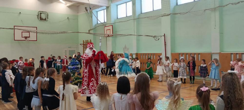 Маленьких жителей Красноармейского и Локомотивного микрорайонов поздравили с наступающим Новым годом 