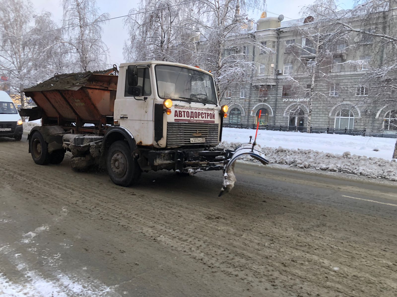 Дорожные службы Барнаула обрабатывают скользкие дороги и тротуары противогололедными средствами 