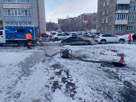 Барнаульский водоканал устраняет аварийное повреждение в Ленинском районе