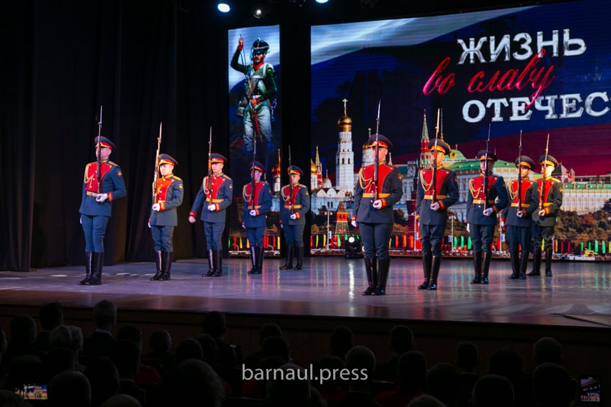 В Барнауле накануне Дня защитников Отечества прошел праздничный концерт