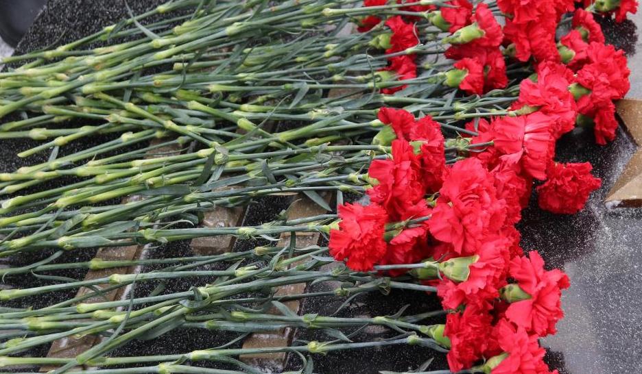 В День полного снятия блокады Ленинграда глава администрации Железнодорожного района возложил цветы к главному мемориалу края