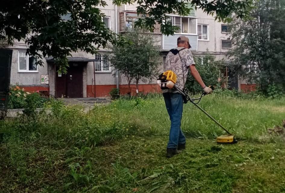 На территории Октябрьского района продолжаются сезонные работы по покосу травы 