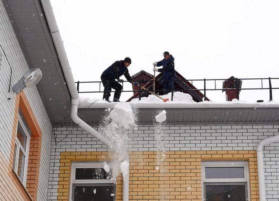 МЧС предупреждает жителей Барнаула об опасности схода снега с крыш