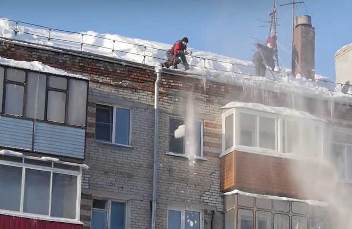 В период оттепели в Барнауле особое внимание уделяют очистке от снега крыш 