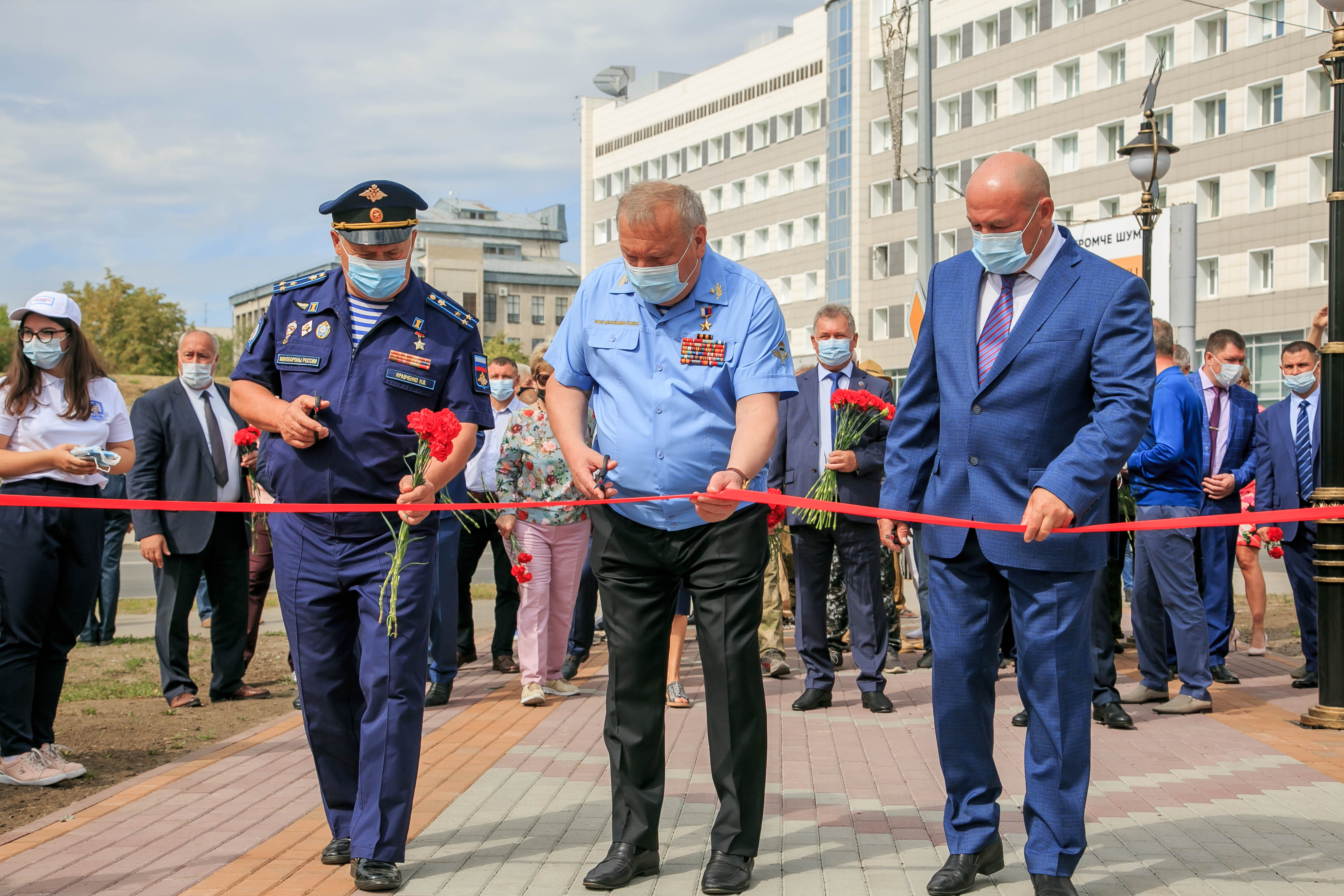 В Барнауле состоялось торжественное открытие Сквера десантников