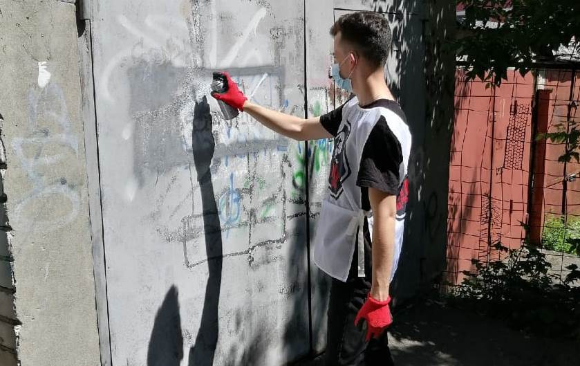 В Барнауле волонтеры и народные дружинники закрасили надписи на зданиях и сооружениях