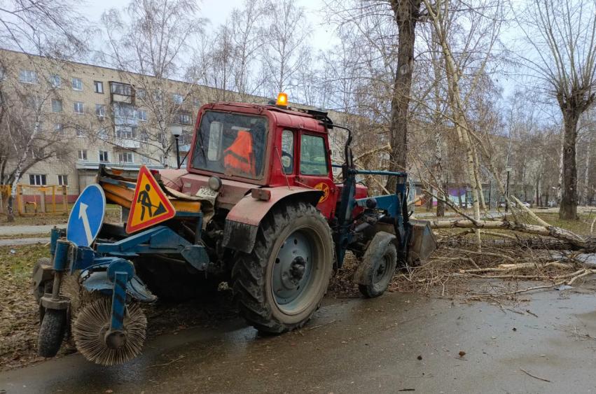 Аварийные и коммунальные службы Барнаула устраняют последствия непогоды во всех районах города