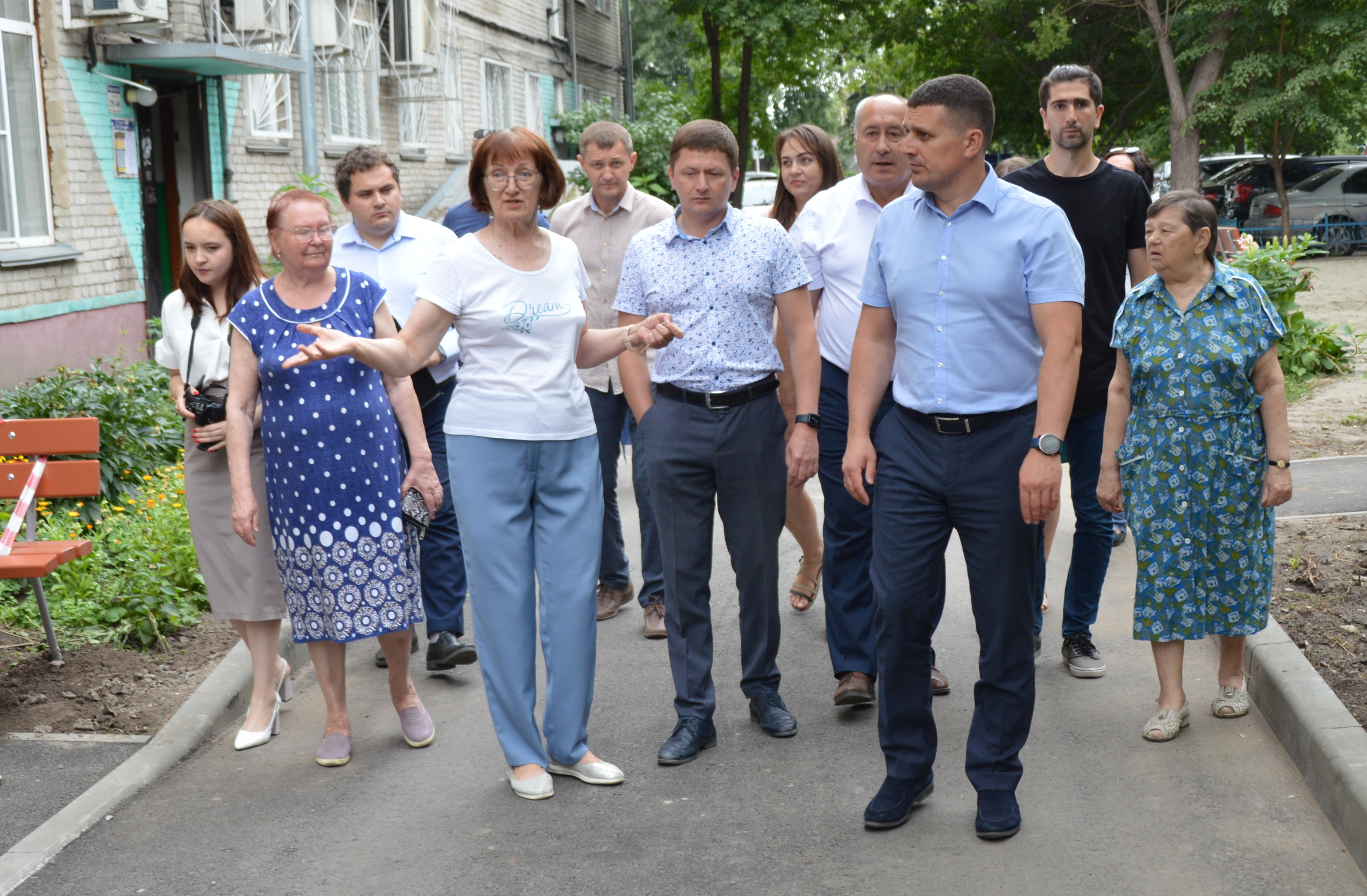 В Барнауле подходит к завершению благоустройство дворов в рамках нацпроекта по ул. Ким, 33 и пр-кту Комсомольскому, 134 