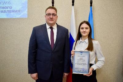 В День местного самоуправления муниципальным служащим вручили награды