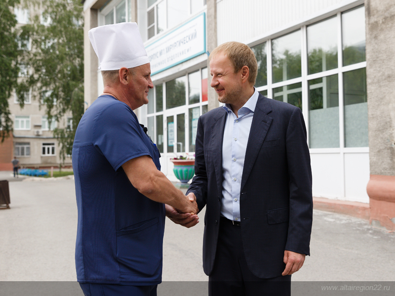 Губернатор Алтайского края Виктор Томенко сообщил о новых выплатах медикам 