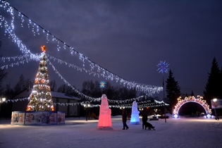 Ленинский район Барнаула украсили к новогодним праздникам