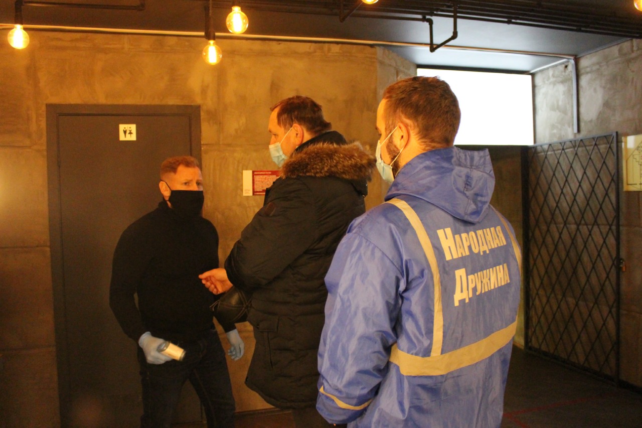 При участии депутата БГД и общественников вновь проверили соблюдение санитарных мер в клубах и барах Барнаула 