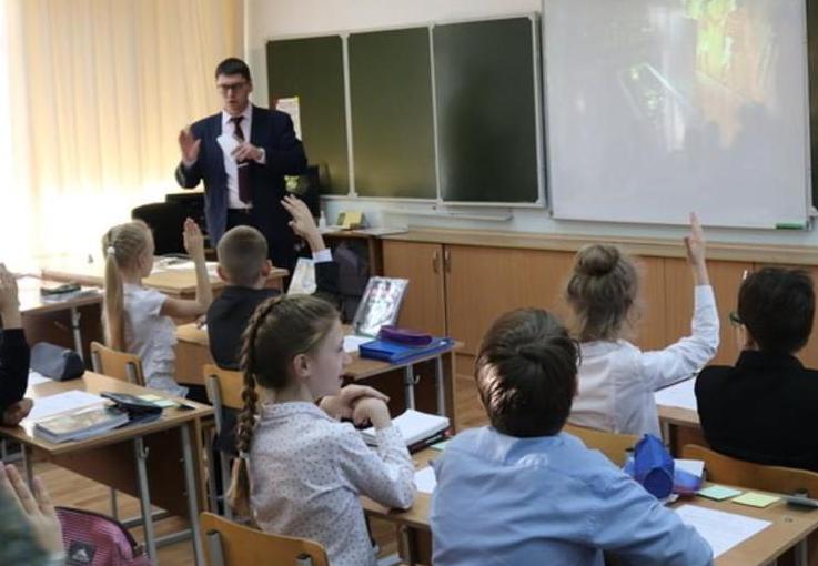Барнаульских педагогов приглашают поучаствовать в конкурсах «Учитель года» и «Воспитатель года»