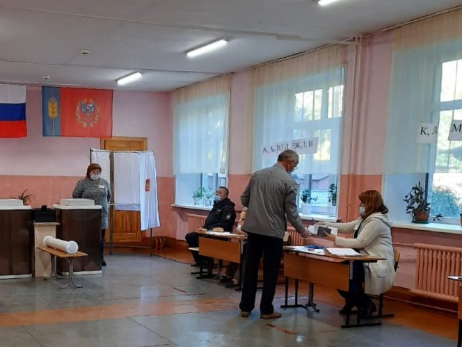На 27 избирательных участках Барнаула проходит голосование по одномандатному избирательном округу №26