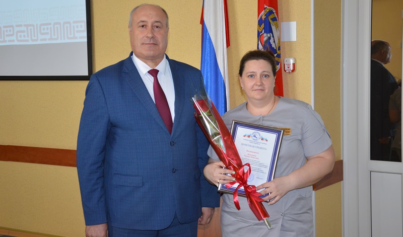 В Диагностическом центре Алтайского края наградили работников в честь 85-летия Октябрьского района