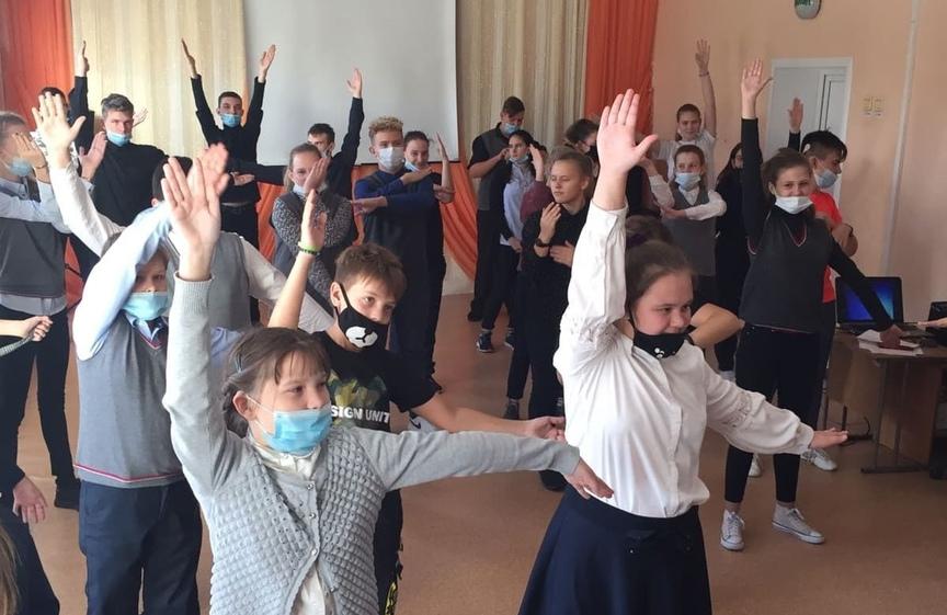 Для ребят Алтайского края с нарушениями слуха стартовал проект «Язык танцующих рук»