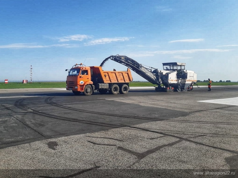 В международном аэропорту в Барнауле ремонтируют взлетную полосу