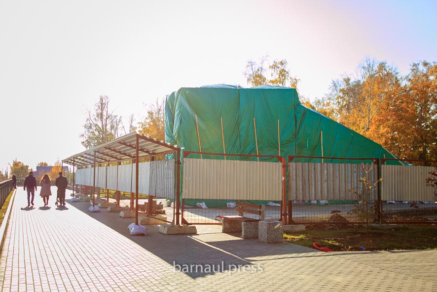 В Барнауле продолжается установка стелы «Город трудовой доблести»