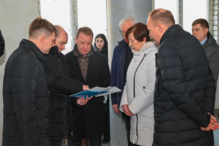 Глава города Вячеслав Франк проверил ход строительства «супершколы» в квартале 2033