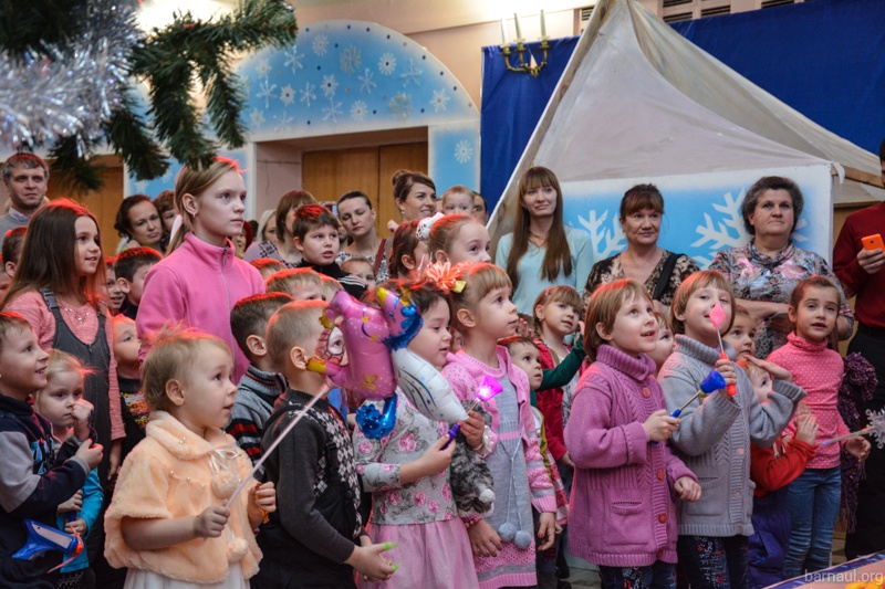 Новогодняя елка для детей. Новогоднее представление для многодетных семей. Дедом севастополь дети. Новогодние представления для детей в курске. Многодетная семья энгельс.