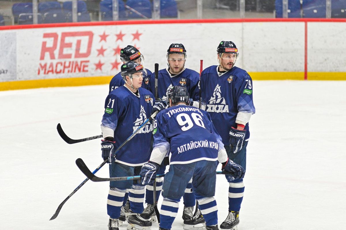 Хоккеисты «Динамо-Алтай» дважды обыграли дома «Кристалл»