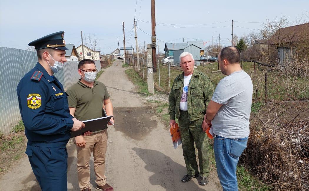 Рейды по профилактике пожаров проводят специалисты Барнаула в майские выходные
