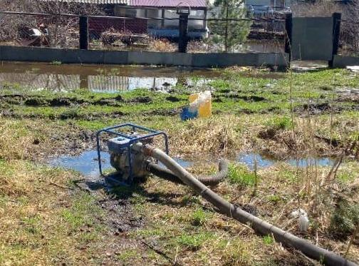 В посёлке Борзовая Заимка ведётся откачка грунтовой воды с низменных участков  