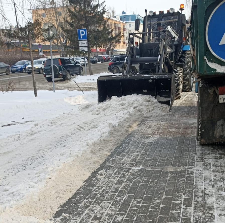 В Железнодорожном районе на текущей неделе продолжается уборка территорий от снега 