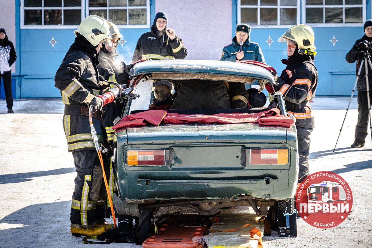 В Барнауле среди пожарных провели соревнования по действиям при ДТП