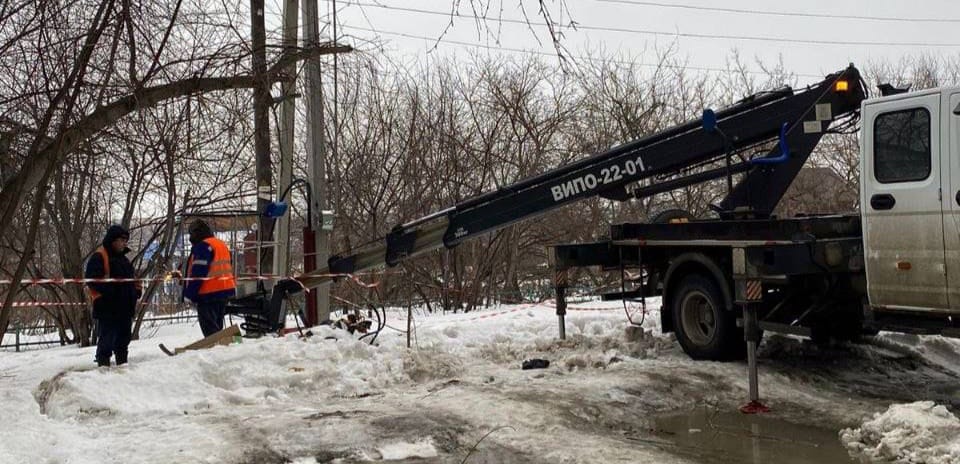 Электроснабжение восстановлено практически во всех пригородных поселках Барнаула