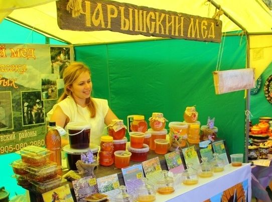 Пчеловоды из 25 районов края представили продукцию на ежегодной специализированной ярмарке меда в Барнауле