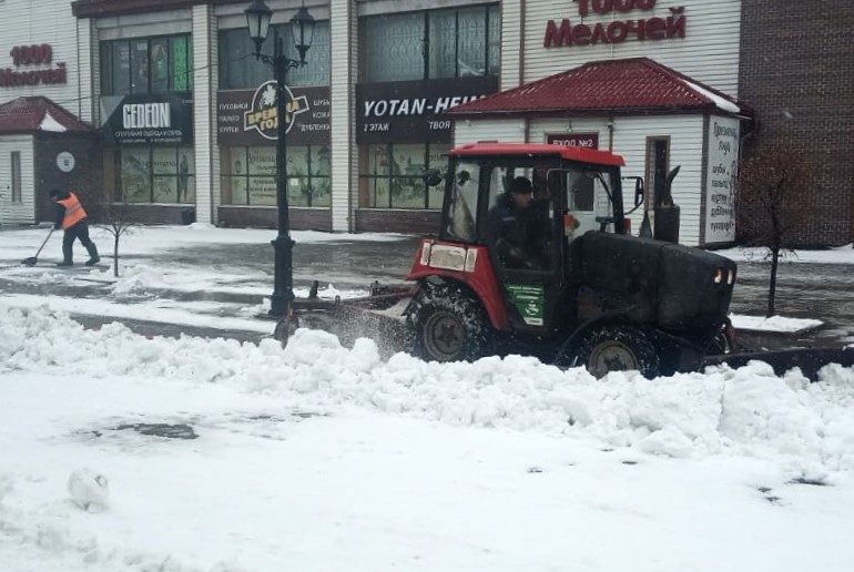 В Барнауле продолжается очистка от снега и наледи общественных территорий 