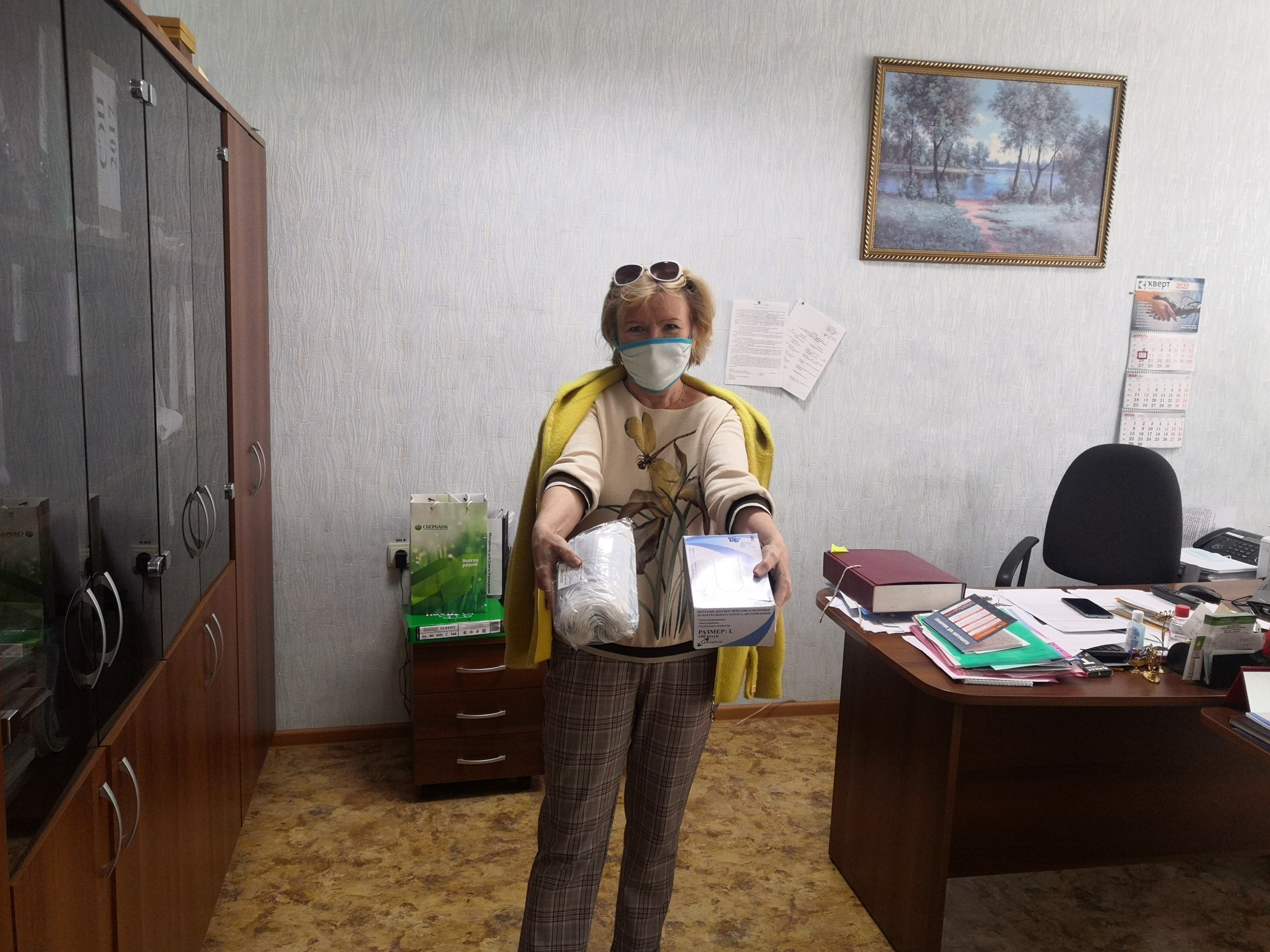Школам Октябрьского района передали медицинские маски и перчатки