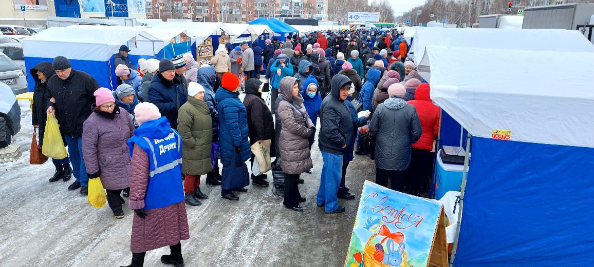 Ярмарка в березовском. Торговля с жителями. Предпасхальная ярмарка.