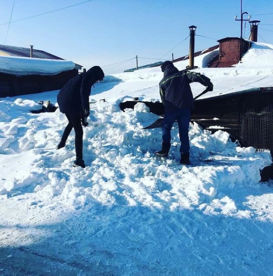 В Барнауле в рамках социальной акции «Снежный штурм» оказывают помощь пожилым людям