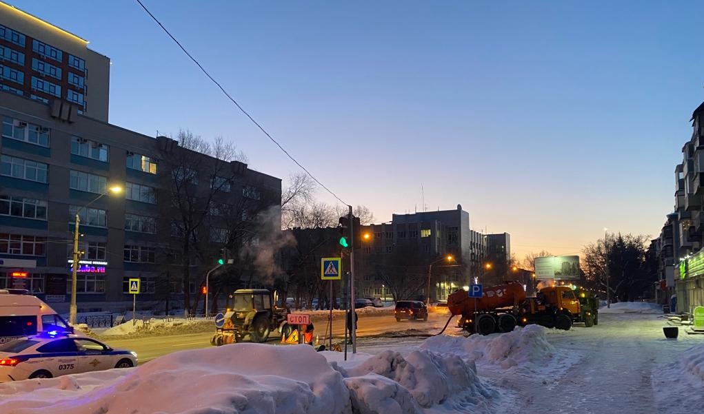 Дорожные службы устраняют последствия выхода воды на проспекте Комсомольском