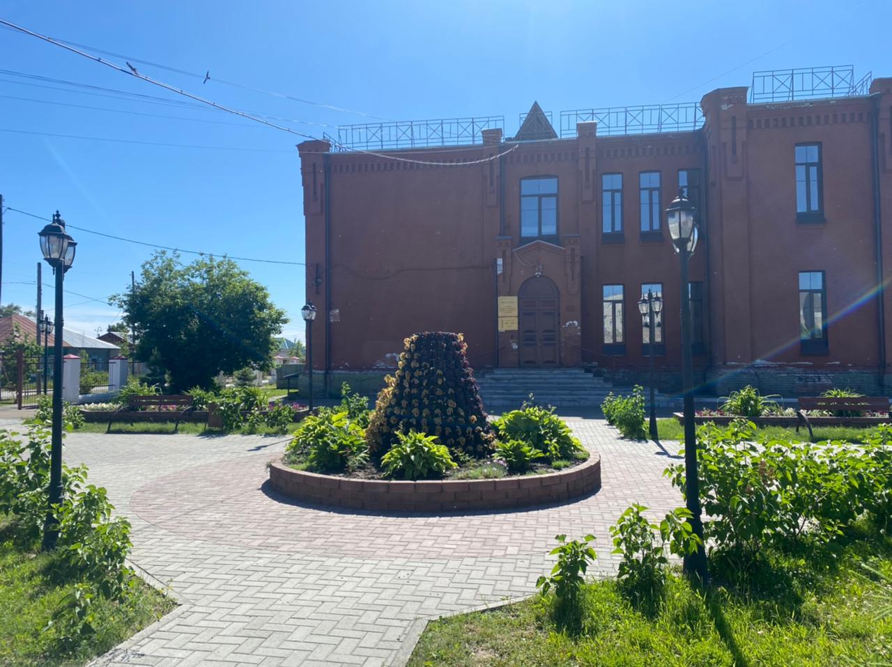 Бархатцы, петунии и бегонии украсили клумбы Центрального района города Барнаула