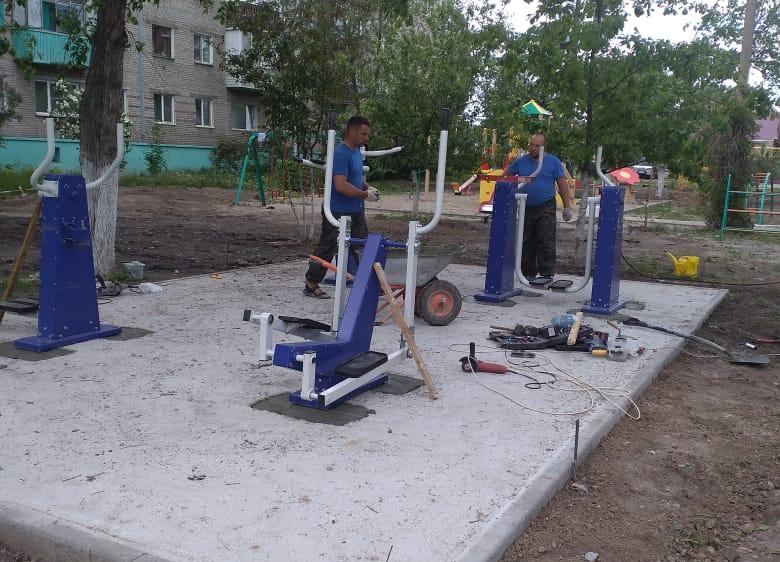 Еще одну зону для занятий спортом устанавливают в Железнодорожном районе Барнаула на средства гранта