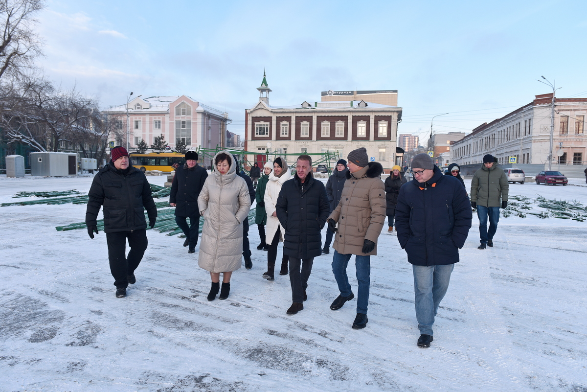 Вячеслав Франк провел выездное совещание в строящемся новогоднем городке