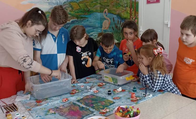 Мастер-класс по рисованию для детей  провели члены клуба «Ласточка»