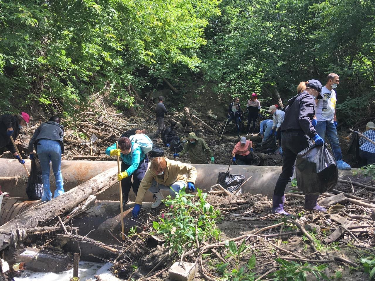 150 мешков мусора убрали из русла барнаульской реки Пивоварки