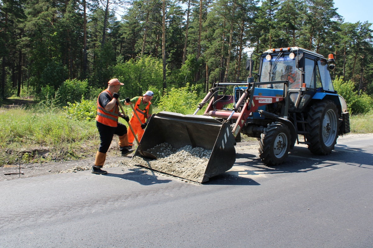 В Барнауле асфальтируют дороги в рамках текущего ремонта