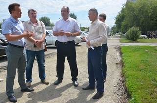 Как ремонтируют пять дорог по нацпроекту в микрорайоне «Комсомольский», проверили в ходе выездной встречи